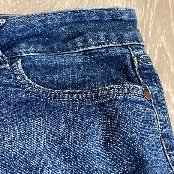 LEE - Picture 4 of 7